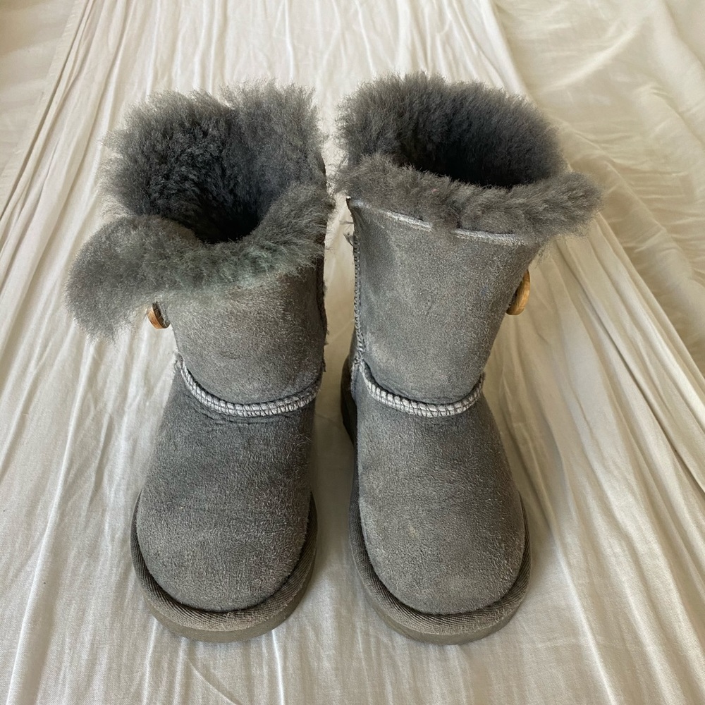Kids uggs shoes size 8